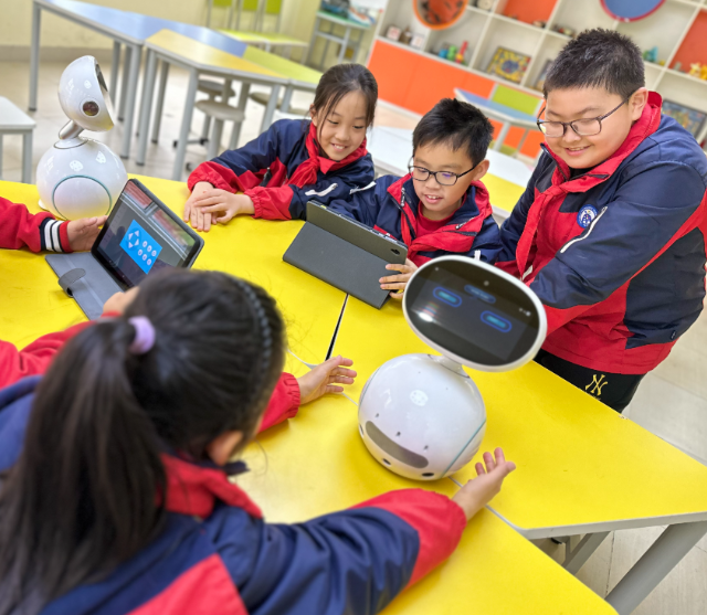 学生们手持一个“口袋乌龟然后将其放在涂有不同色彩的纸上