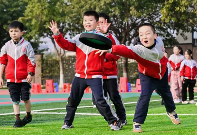 课间十五分钟不是简略地让孩子走出教室而是玩得好玩得安全 课间十五分钟不是简略地让孩子走出教室而是玩得好玩得安全